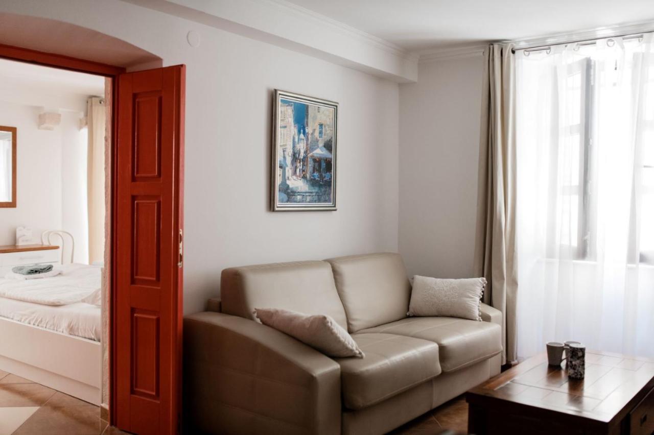 Apartment Teatar กอร์จูลา ภายนอก รูปภาพ